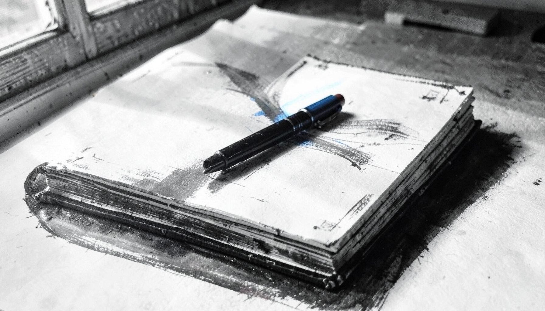 Ilustrasi arang tebal buku catatan terbuka dengan pulpen di atasnya, cahaya alami dari jendela, suasana tenang