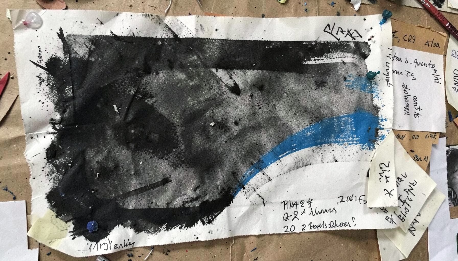 Gambar arang tebal tumpukan kertas dan notes tempel di papan, suasana kreatif dan terorganisir