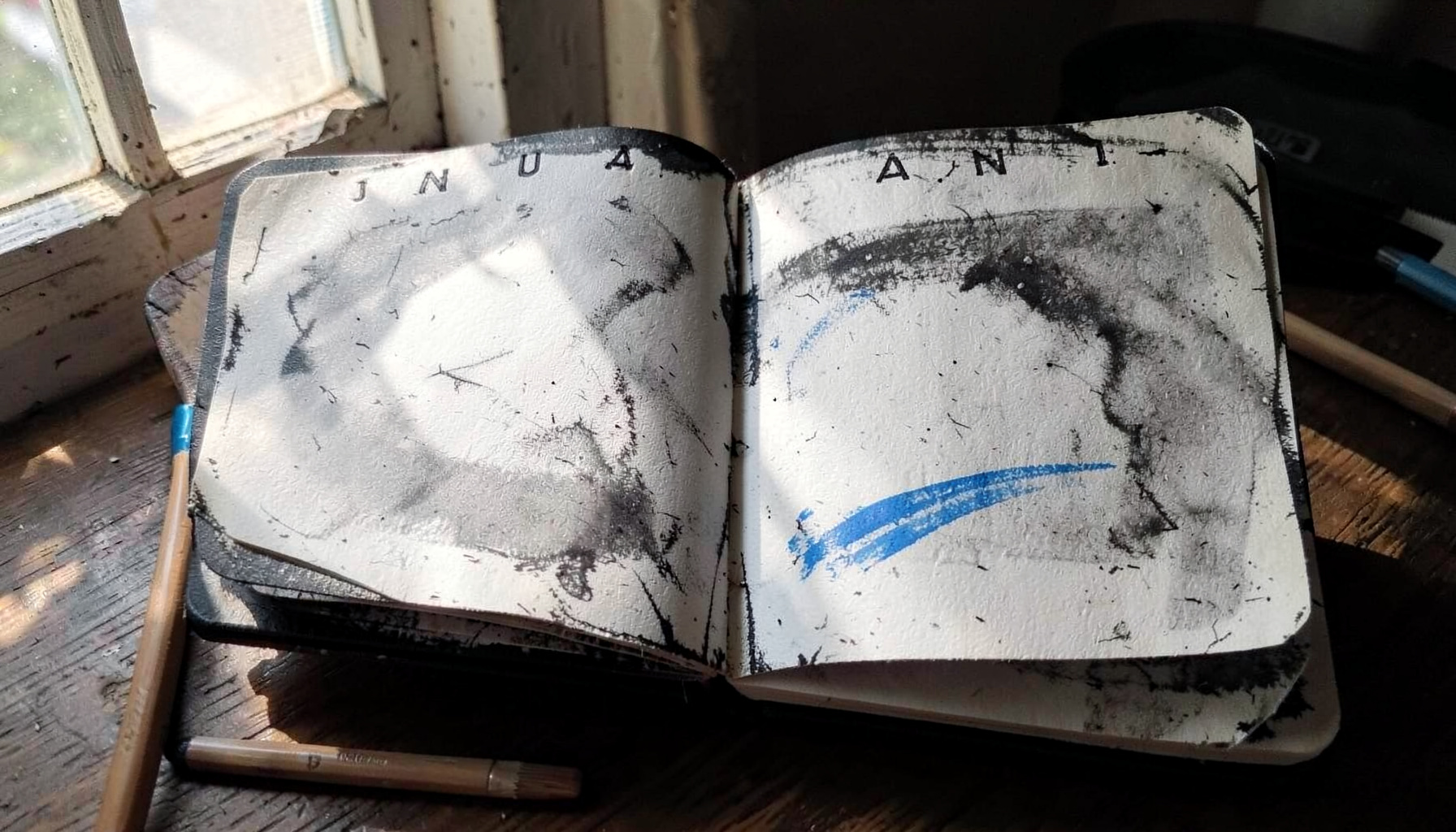 Gambar arang tebal kalender terbuka di halaman Januari dengan cahaya pagi dari jendela, suasana penuh harapan